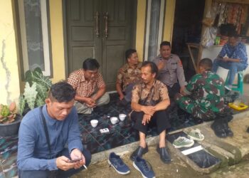 Sampaikan Imbauan Kamtibmas Anggota Bhabinkamtibmas Polsek Warudoyong Sambangi Warga