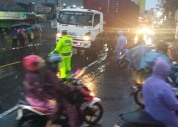Unit Lantas Polsek Sukalarang Melaksanakan Gatur Lalin Saat Jam Masuk Karyawan, Antisipasi Kemacetan Pagi Pasca Hujan