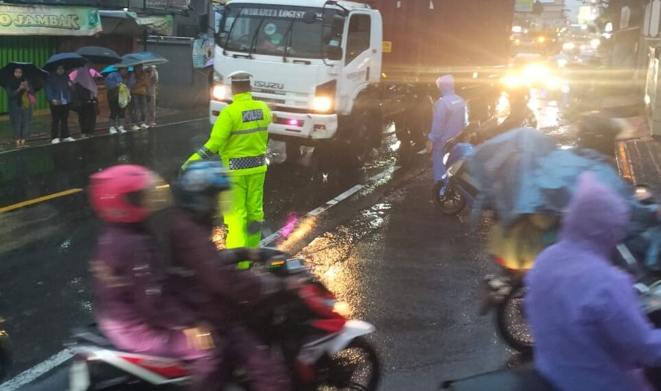 Unit Lantas Polsek Sukalarang Melaksanakan Gatur Lalin Saat Jam Masuk Karyawan, Antisipasi Kemacetan Pagi Pasca Hujan