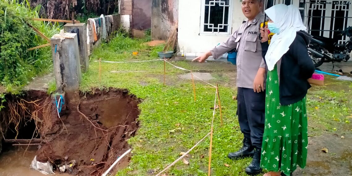 Bhabinkamtibmas Datangi Lokasi Salah Satu Rumah Warga Yang Mengalami Tanah Amblas Akibat Hujan
