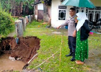 Bhabinkamtibmas Datangi Lokasi Salah Satu Rumah Warga Yang Mengalami Tanah Amblas Akibat Hujan