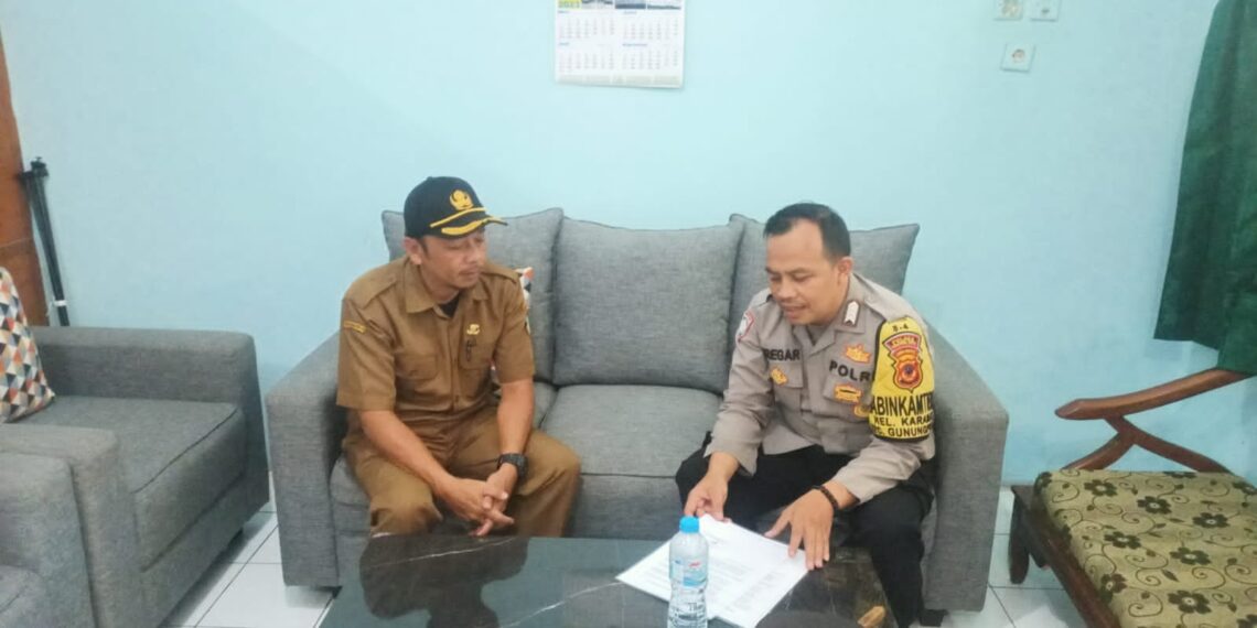Sambangi Guru di Sekolah, Bhabinkamtibmas Kelurahan Karamat Polsek Gunungpuyuh sampaikan pesan kamtibmas