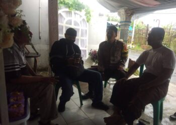 Silaturahmi Dengan Warga Masyarakat Bhabinkamtibmas Polsek Cibeureum dan Babinsa Sampaikan Pesan Kamtibmas