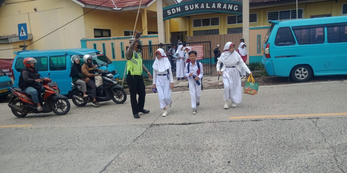 Peduli Keselamatan Polisi Polsek Sukalarang Laksanakan Gatur Lalin Siang Hari Pasca Kepulangan Anak Sekolah