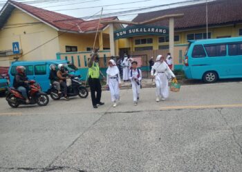 Peduli Keselamatan Polisi Polsek Sukalarang Laksanakan Gatur Lalin Siang Hari Pasca Kepulangan Anak Sekolah