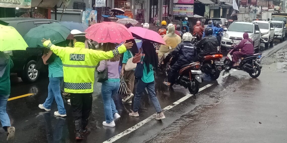 Unit Lantas Polsek Sukalarang Melaksanakan Gatur Lalin Saat Jam Pulang Karyawan