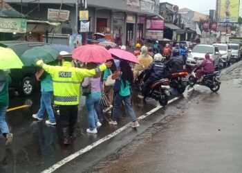 Unit Lantas Polsek Sukalarang Melaksanakan Gatur Lalin Saat Jam Pulang Karyawan