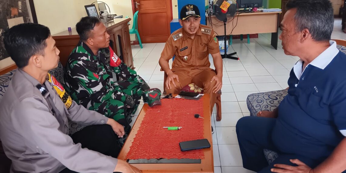 Sinergitas TNI-POLRI Bhabinkamtibmas dan Babinsa Cikondang melaksanakan sambang dan koordinasi dengan Lurah Cikondang.