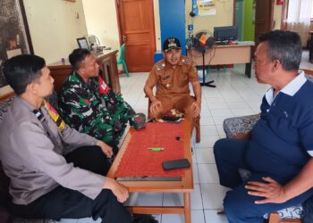 Sinergitas TNI-POLRI Bhabinkamtibmas dan Babinsa Cikondang melaksanakan sambang dan koordinasi dengan Lurah Cikondang.