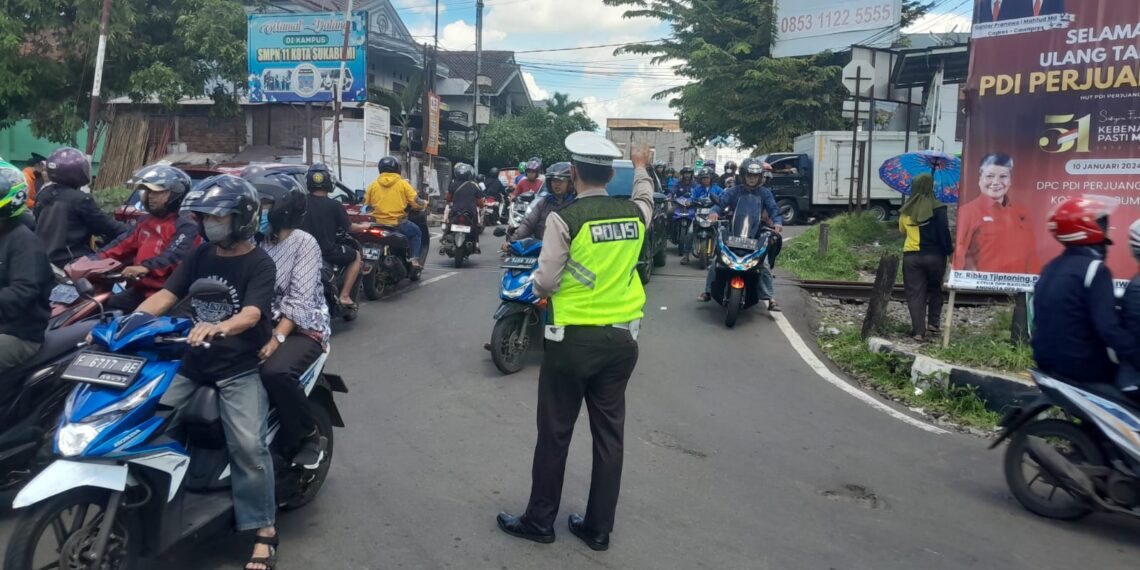 Gatur Lalu Lintas Polsek Warudoyong Paska melintas Kereta Api Pangrango