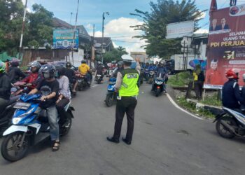 Gatur Lalu Lintas Polsek Warudoyong Paska melintas Kereta Api Pangrango