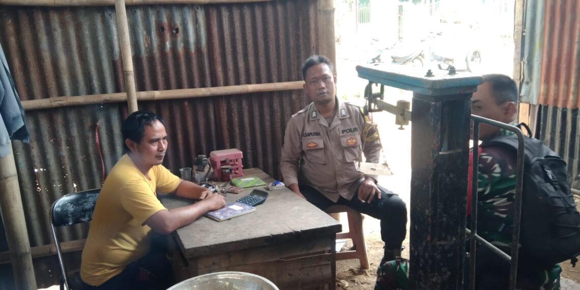 Bhabinkamtibmas Bersinergi dengan Babinsa Sambangi Warga Untuk Tingkatkan Harkamtibmas