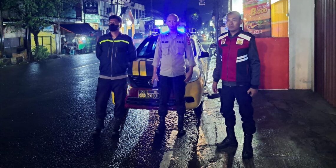 Cegah Kejahatan, Polsek Cikole Laksanakan Patroli Malam