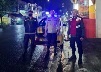Cegah Kejahatan, Polsek Cikole Laksanakan Patroli Malam