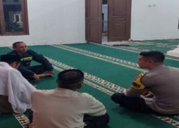Polsek Kadudampit Pendekatan Dengan Warga Melalui Shalat Subuh Berjamaah