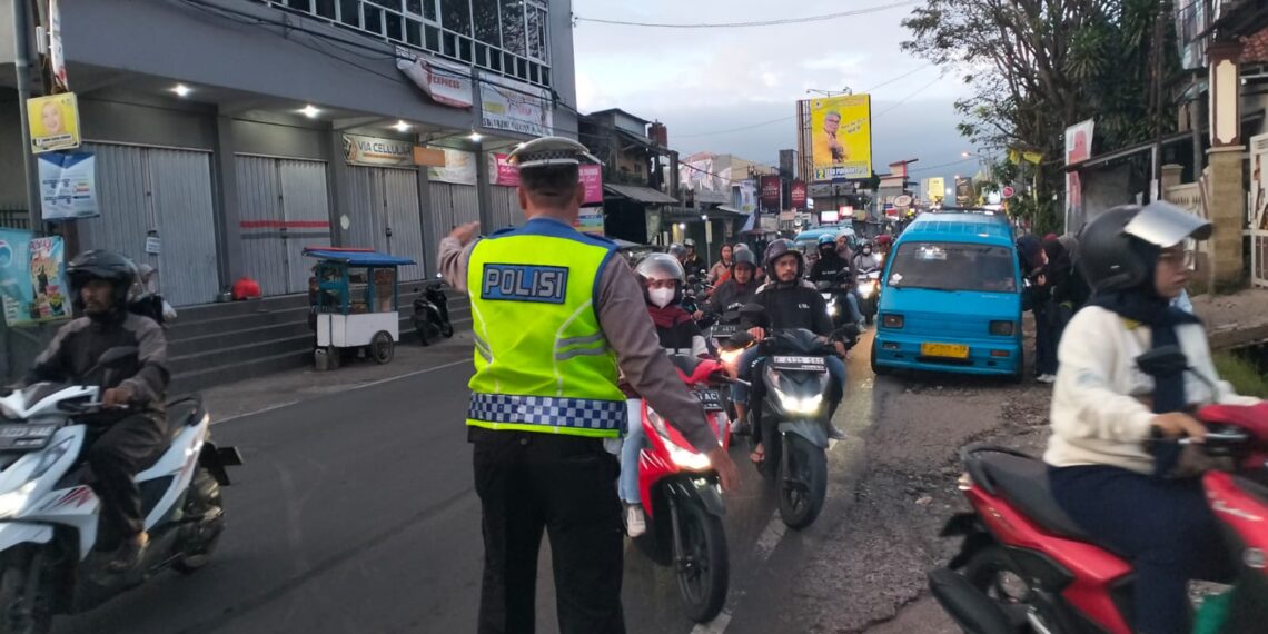 Unit Lantas Polsek Sukalarang Melaksanakan Gatur Lalin Saat Jam Masuk Karyawan