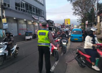 Unit Lantas Polsek Sukalarang Melaksanakan Gatur Lalin Saat Jam Masuk Karyawan