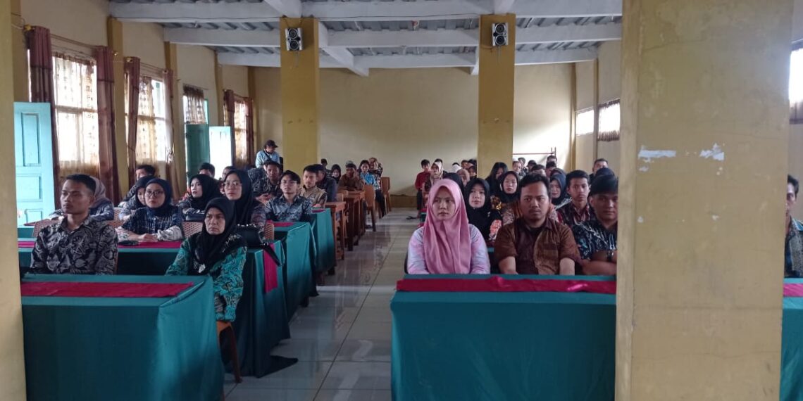 Anggota Polsek Cireunghas Melaksanakan Pengawasan Pelantikan Kelompok Penyelenggaraan Pemungutan Suara (KPPS)