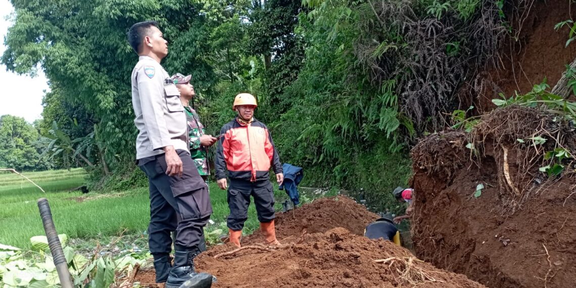 Bhabinkamtibmas Polsek Gunungguruh Cek Lokasi Bencana pergeseran tanah Didesa binaannya