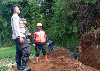 Bhabinkamtibmas Polsek Gunungguruh Cek Lokasi Bencana pergeseran tanah Didesa binaannya