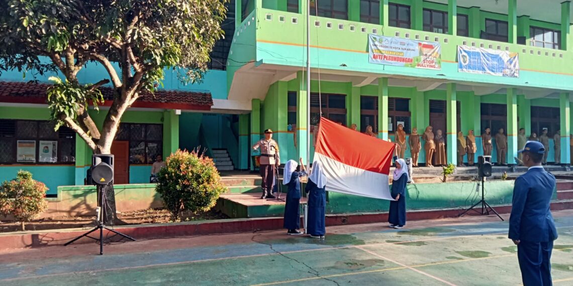 Sampaikan Himbauan Kamtibmas Kapolsek Lembursitu Pembina Upacara di SMPN 13 Jln Plabuan ll Kota Sukabumi
