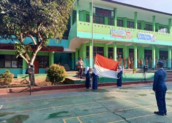Sampaikan Himbauan Kamtibmas Kapolsek Lembursitu Pembina Upacara di SMPN 13 Jln Plabuan ll Kota Sukabumi