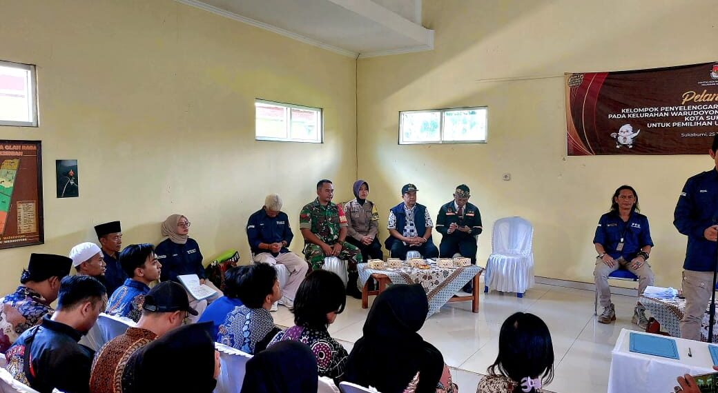 Hadiri Acara Pelantikan Kelompok Penyelenggara Pemungutan Suara (KPPS) Tingkat Kelurahan Warudoyong Ta 2024 Bhabinkamtibmas Polwan