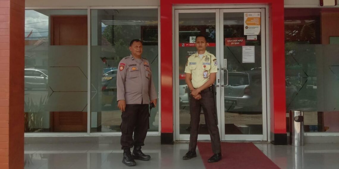 Unit Samapta Polsek Cikole Laksanakan Giat Dialogis Dengan Satpam Bank
