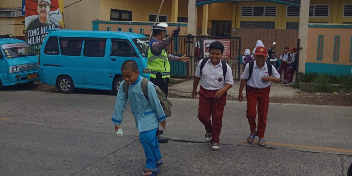 Unit Lantas Polsek Sukalarang Bantu Pelajar Menyeberang Jalan Berikan Rasa Aman dan Nyaman Bagi Pengguna Jalan
