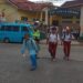 Unit Lantas Polsek Sukalarang Bantu Pelajar Menyeberang Jalan Berikan Rasa Aman dan Nyaman Bagi Pengguna Jalan