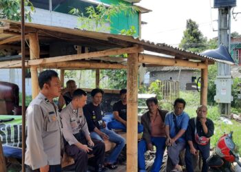 Polsek Cireunghas Dialogis Dengan Pengemudi Angkutan Umum Di Pertigaan Jalan Cilangla Desa Cireunghas Sampaikan Himbauan Kamtibmas