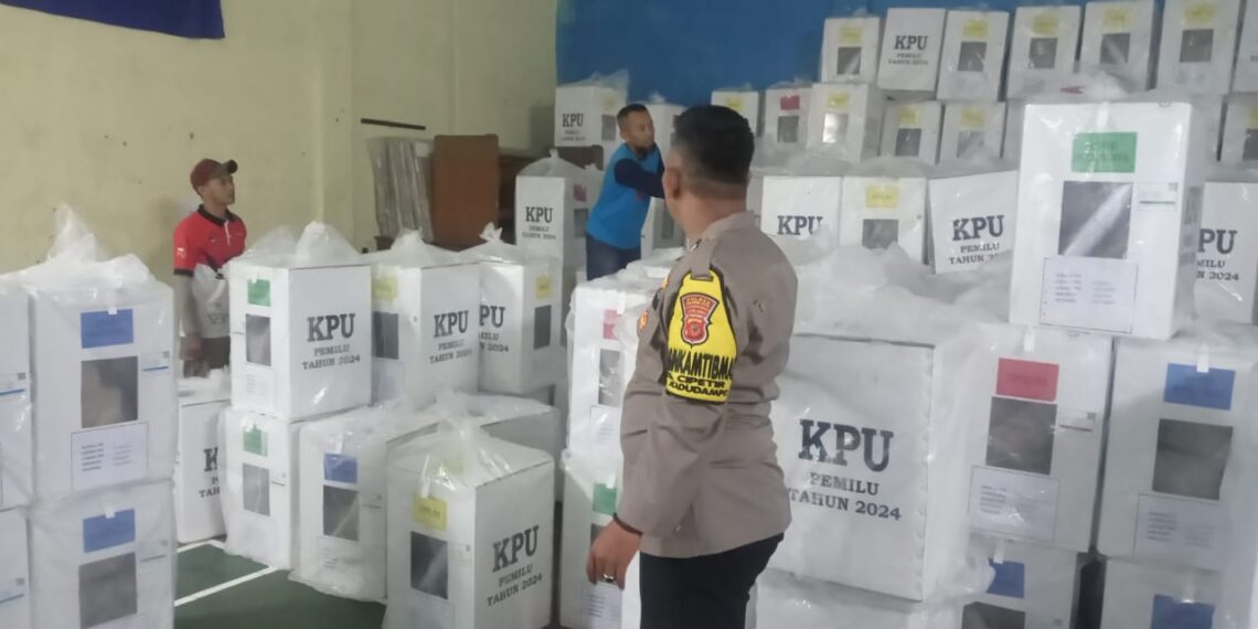Anggota Polsek Kadudampit Pastikan Gudang Logistik Aman Lakukan Cek dan Kontrol Gudang Logistik Pemilu 2024