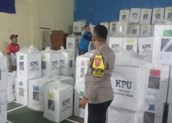 Anggota Polsek Kadudampit Pastikan Gudang Logistik Aman Lakukan Cek dan Kontrol Gudang Logistik Pemilu 2024