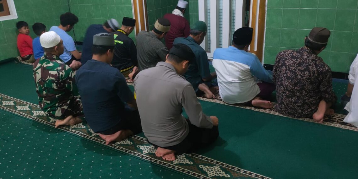 Lakukan Sholat Subuh Berjama’ah Bersama Warga Bhabinkamtibmas Polsek Warudoyong