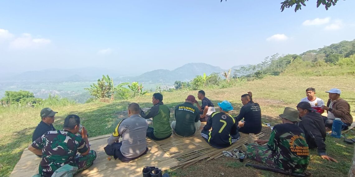 Kebersamaan Bhabinkamtibmas Polsek Cireunghas Polres Sukabumi Kota Bersama Babinsa Silaturahmi Dengan Perangkat Desa