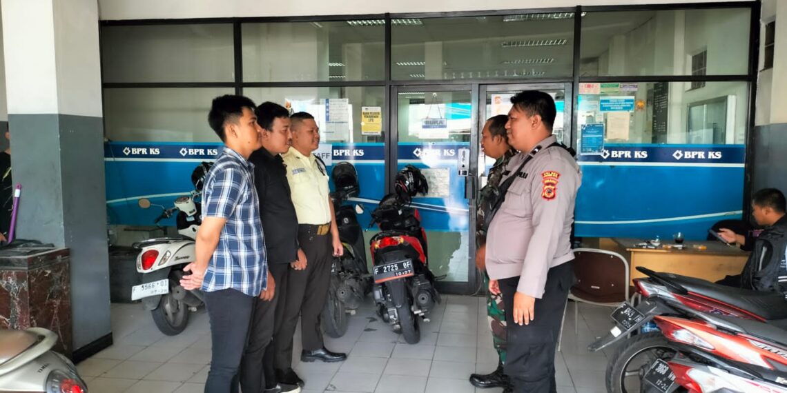 Cegah Aksi Kejahatan, Anggota Bhabinkamtibmas berikan Himbauan Kamtibmas Kepada Security