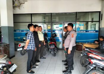 Cegah Aksi Kejahatan, Anggota Bhabinkamtibmas berikan Himbauan Kamtibmas Kepada Security