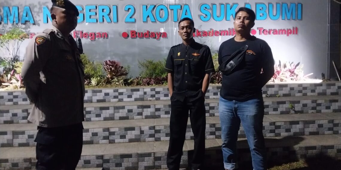 Sambangi Sekolah Ketika Patroli Malam Salah Satu Upaya Polsek Gunungpuyuh Dalam Mencegah Aksi Kejahatan Malam Hari