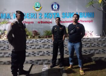 Sambangi Sekolah Ketika Patroli Malam Salah Satu Upaya Polsek Gunungpuyuh Dalam Mencegah Aksi Kejahatan Malam Hari