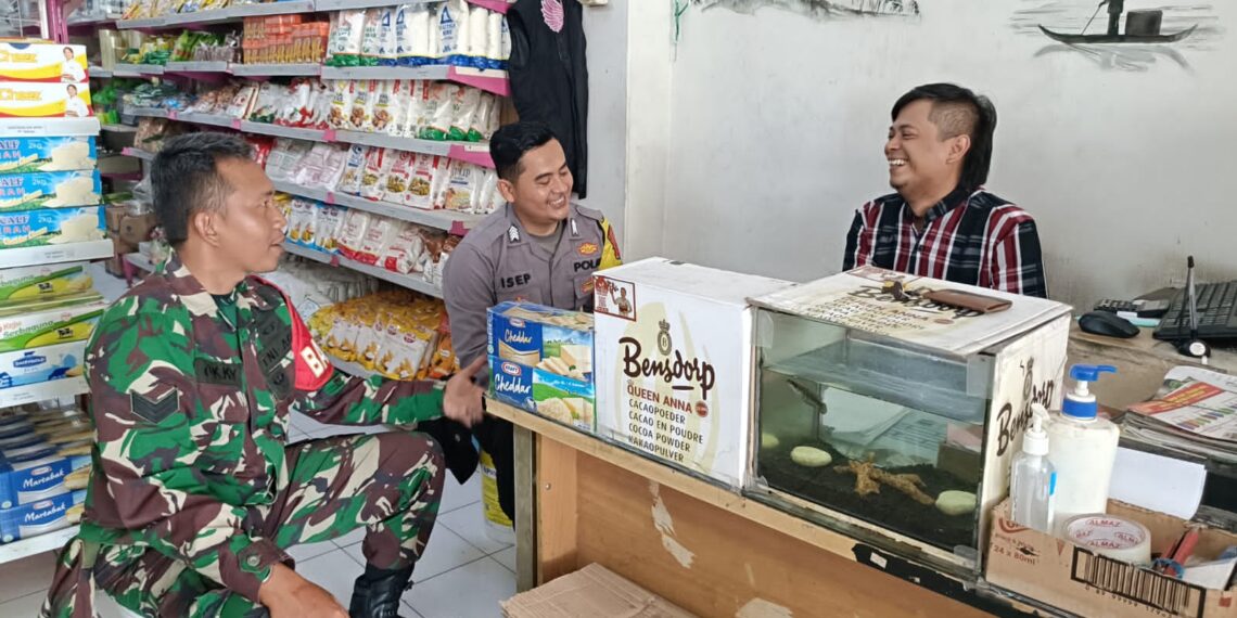 Berikan Imbauan Kamtibmas Babinkamtibmas Bersinergi Dengan Babinsa Sambangi Warga