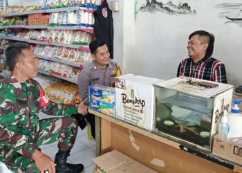 Berikan Imbauan Kamtibmas Babinkamtibmas Bersinergi Dengan Babinsa Sambangi Warga