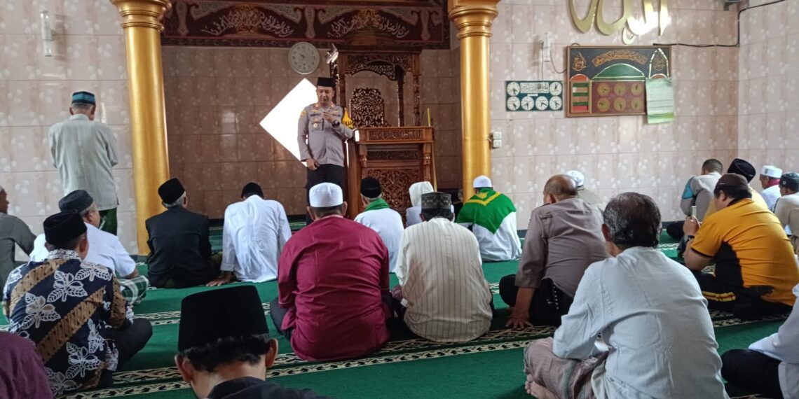 Safari Jumat Keliling Kapolsek Cisaat Titipkan Pesan Kamtibmas Jelang Pemilu 2024