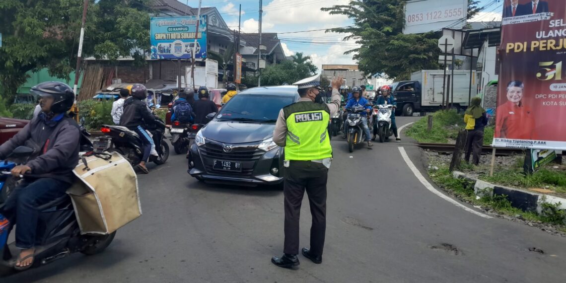 Polsek Warudoyong Gatur Lalu Lintas Paska melintas Kereta Api Pangrango