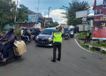Polsek Warudoyong Gatur Lalu Lintas Paska melintas Kereta Api Pangrango