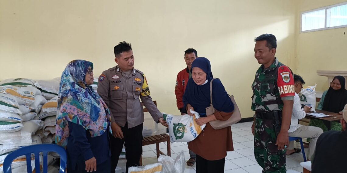 Polsek Warudoyong Laksanakan Pengamanan dan Monitoring Pembagian Beras di Keluarahan Dayeuhluhur