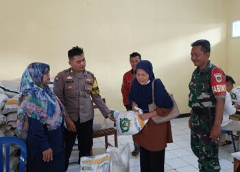 Polsek Warudoyong Laksanakan Pengamanan dan Monitoring Pembagian Beras di Keluarahan Dayeuhluhur