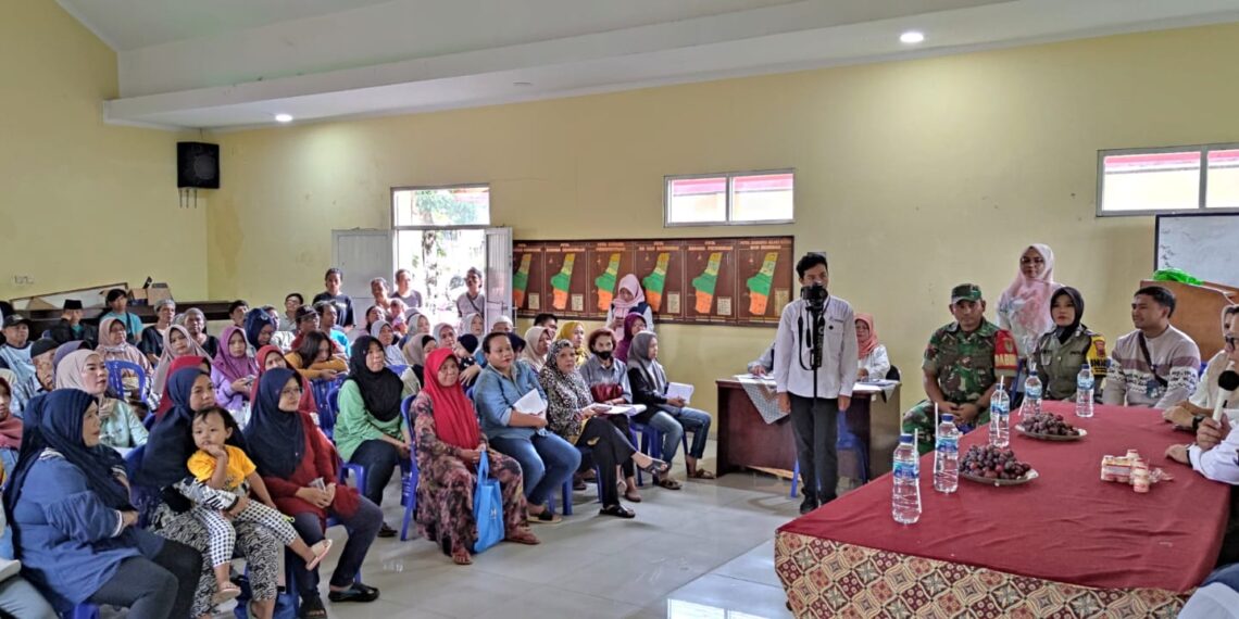 Laksanakan Monitoring Penyaluran Bansos Berupa Beras Anggota Bhabinkamtibmas Polwan Polsek Warudoyong