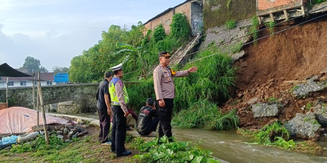 Kapolsek Menghimbau Kepada Warga Sekitar Terjadinya Abrasi Agar Berhati – Hati Dengan Abrasi Susulan