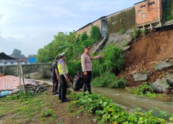Kapolsek Menghimbau Kepada Warga Sekitar Terjadinya Abrasi Agar Berhati – Hati Dengan Abrasi Susulan