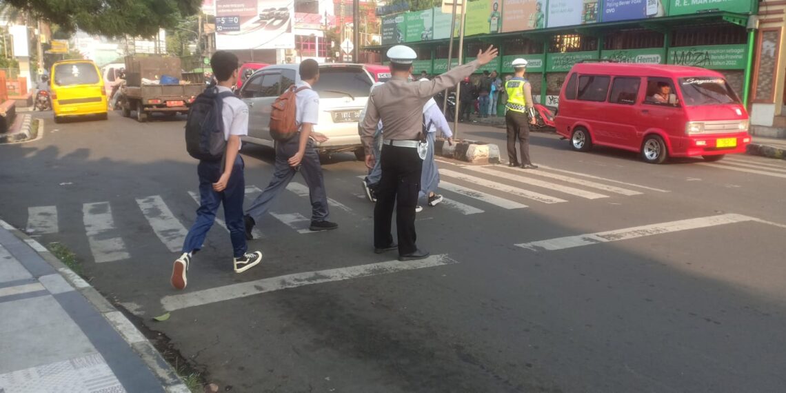 Antisipasi Kemacetan, Unit Lantas Polsek Cikole Laksanakan Pengaturan Pagi